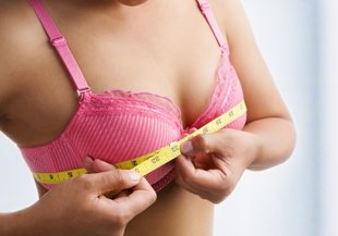 femme-mesurant-poitrine