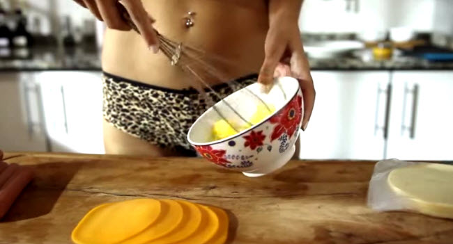 This Woman Has Amassed More Than 500k Views On YouTube With Her Topless Chef&nbsp;Videos
