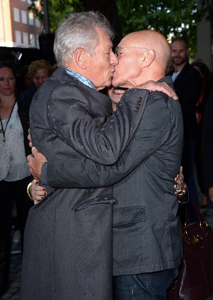 Patrick Stewart and Ian McKellen Share Kiss on Red&nbsp;Carpet