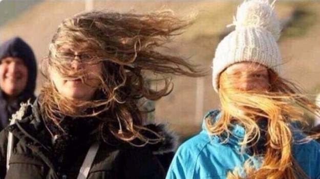 La lutte du gloss à lèvres contre le vent.