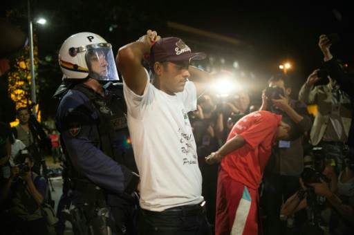Des hommes sont arrêtés lors d'une manifestation contre la destitution de Dilma Rousseff devant le Parlement de Brasilia le 11 mai 2016 © ANDRESSA ANHOLETE AFP