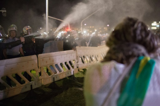 Des gens manifestent contre la destitution de Dilma Rousseff devant le Parlement de Brasilia le 11 mai 2016 © ANDRESSA ANHOLETE AFP