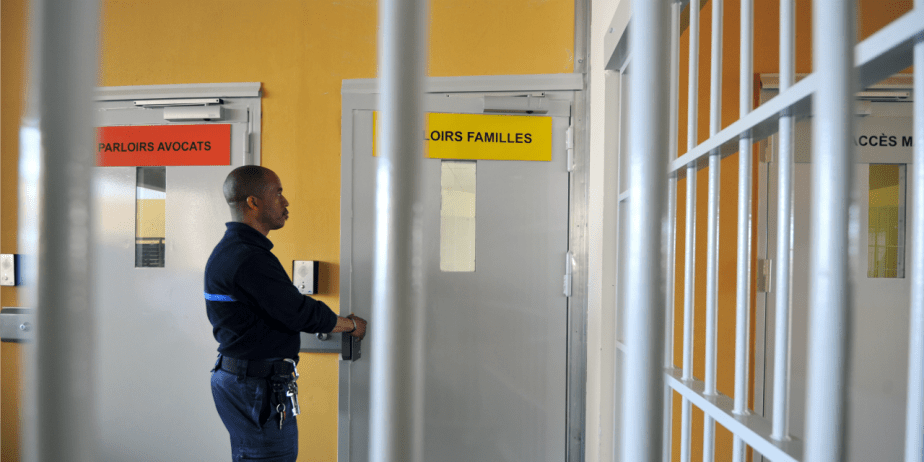 Interpellée au parloir avec des escalopes cachées... sous ses seins