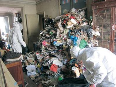 Des agents de la société Nettoyage Services Professionnels désemcombrent un logement. 